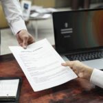 Pessoa entregando currículo; Exemplo de como montar um currículo perfeito; Checklist com elementos de um bom currículo.