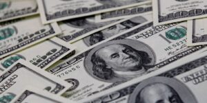 Dólar Atinge R$ 5,66 Após Anúncio de Medidas Relacionadas ao IOF