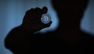 Homem Preso por Torturar Investidor Durante Três Semanas para Acessar Carteira de Bitcoin