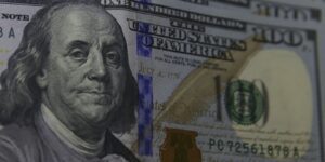 Dólar Atinge R$ 5,74 Antecipando Decisão do Copom