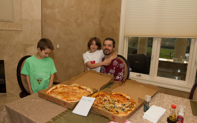laszlo-hanyecz-bitcoin-pizza-day Laszlo Hanyecz e seus filhos em 2010 com as pizzas que custaram 10.000 BTC