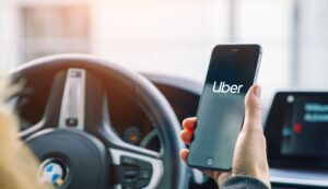 Turista Americano Perde R$ 690 Mil em Bitcoin e XRP para Falso Motorista de Uber