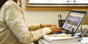 Estudo Expõe Condições Precárias de Trabalho Remoto Globalmente