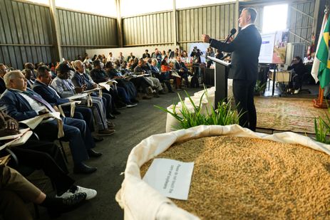 Brasília (DF), 20/05/2025 - Presidente da CONAB, Edegar Pretto, participa do 2º Diálogo Brasil-África sobre Segurança Alimentar, Combate à fome e desenvolvimento rural
Os objetivos do evento incluem o compartilhamento de experiências em produção agropecuária e aquícola, a troca de conhecimentos e tecnologias, o debate sobre o papel de políticas públicas eficazes, a discussão sobre pesquisa e inovação, e a valorização da agricultura familiar e da sustentabilidade. 
Foto: Jose Cruz/Agência Brasil