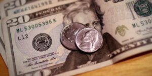 Dólar Despenca para R$ 5,53 com Queda da Inflação nos EUA