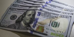 Dólar Encerra o Dia Abaixo de R$ 5,50 Após Oito Meses de Alta