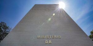 Déficit Primário Previsto Aumenta para R$ 97 Bilhões devido a Precatórios