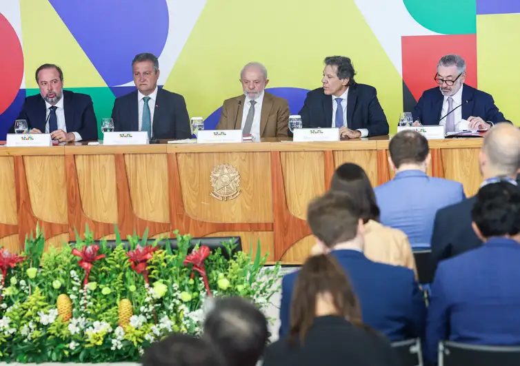 Brasília (DF), 12/03/2026 - Da esquerda para direita - Os ministros de Minas e Energia, Alexandre Silveira, e da Casa Civil, Rui Costa, o Presidente da República, Luiz Inácio Lula da Silva, o ministro da Fazenda, Fernando Haddad, e o secretário-executivo do Ministério do Desenvolvimento, Indústria e Comércio Exterior, Márcio Elias Rosa durante entrevista coletiva sobre medidas para reduzir o impacto da oscilação do preço internacional do petróleo sobre o diesel no Brasil. Foto: Marcelo Camargo/Agência Brasil